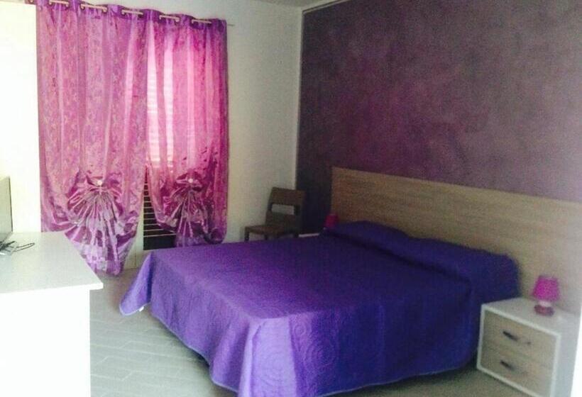 اتاق لوکس با بالکن, Red Stone