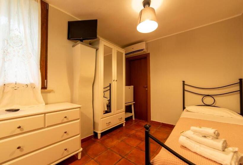 غرفة أساسية ثلاثية, Agriturismo Santo Stefano