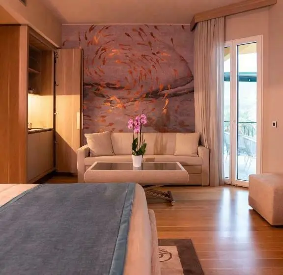 سوییت جونیور با بالکن, Miramare Suites