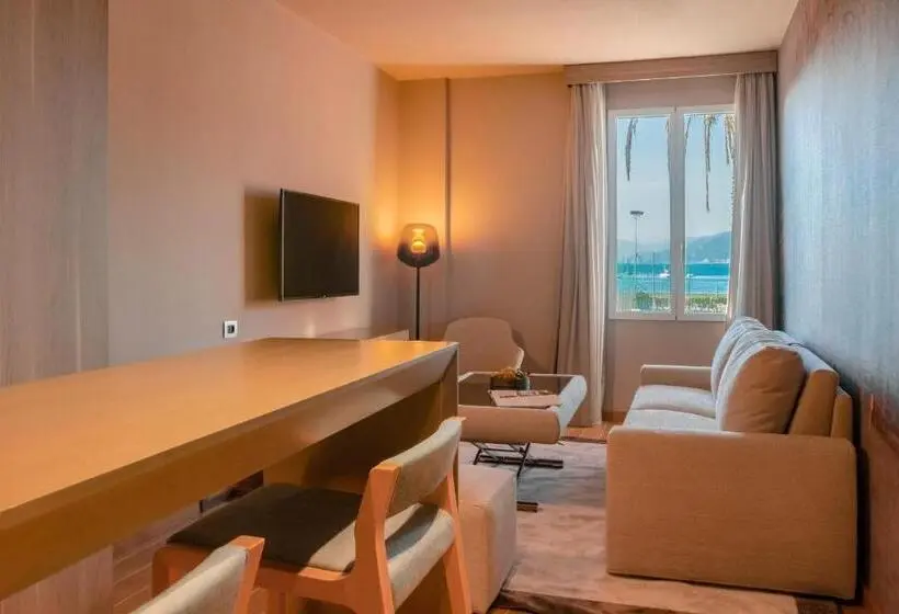 سوییت با چشم‌انداز دریا, Miramare Suites
