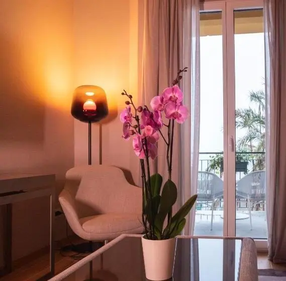 سوئیت با بالکن, Miramare Suites