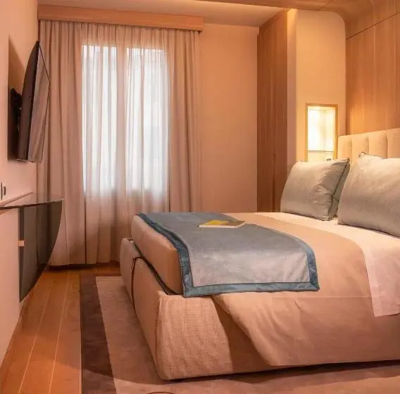 سوئیت با بالکن, Miramare Suites