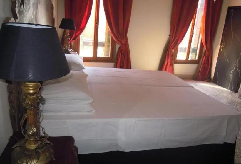 سوییت با چشمانداز باغ, La Residenza 818