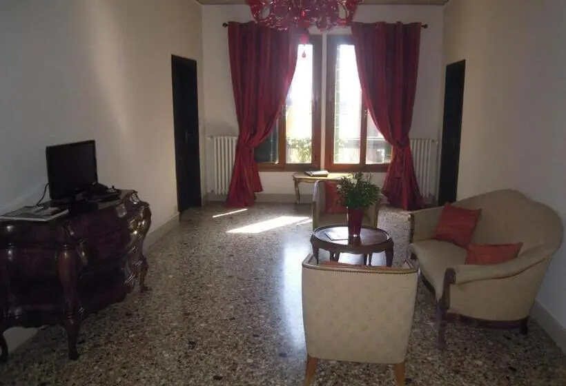 سوییت با چشمانداز باغ, La Residenza 818