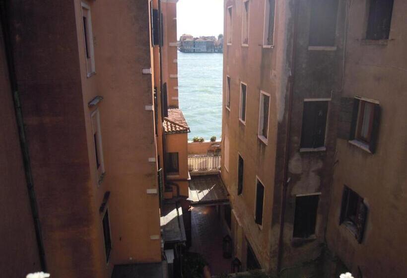 سوییت با چشمانداز باغ, La Residenza 818