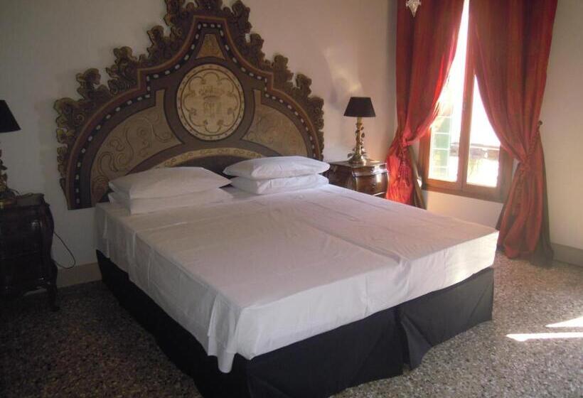 سوییت با چشمانداز باغ, La Residenza 818