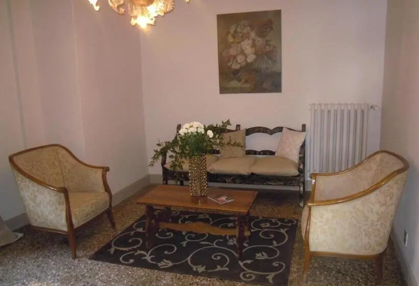 سوئیت جونیور با چشمانداز, La Residenza 818