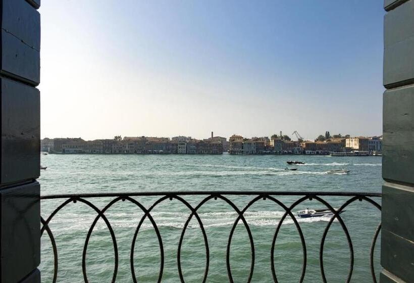سوئیت جونیور با چشمانداز, La Residenza 818