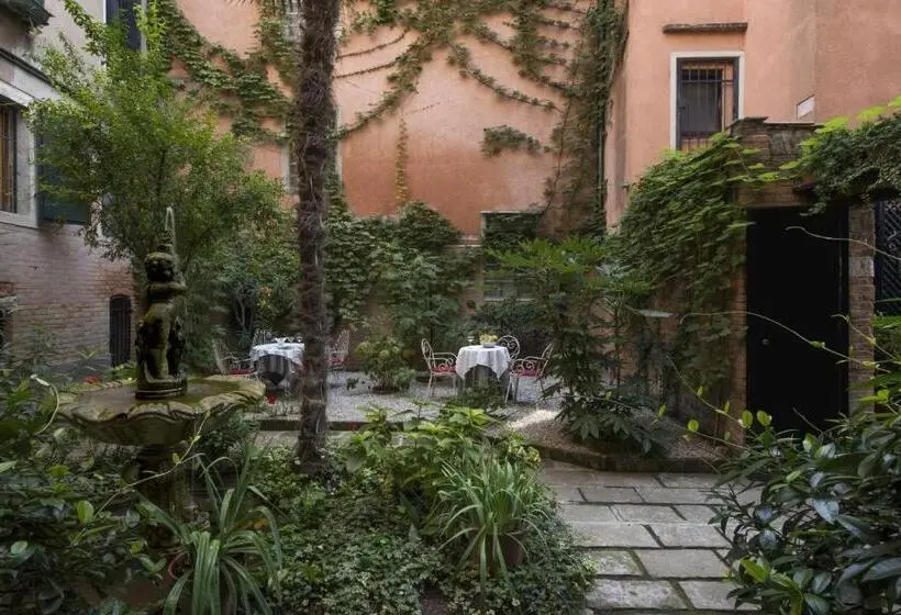 سوئیت جونیور با چشمانداز باغ, La Residenza 818