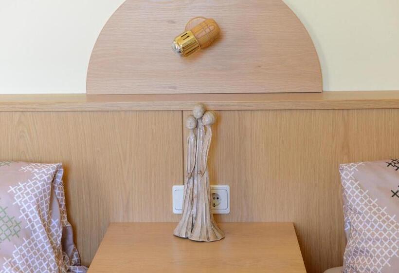 اتاق استاندارد سه نفره, Brunnerhof