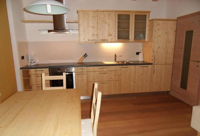 דירת חדר, Jörglmoar