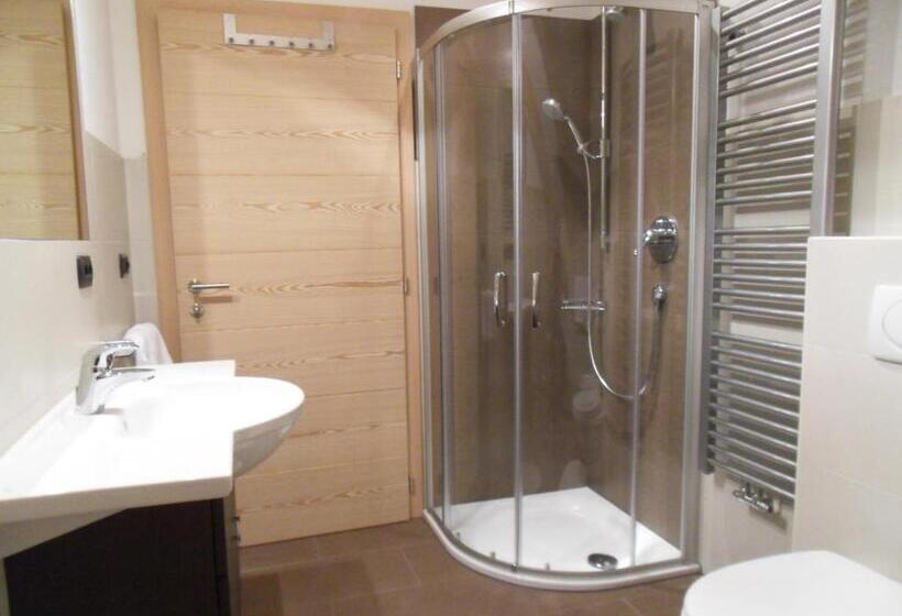 דירת חדר, Jörglmoar