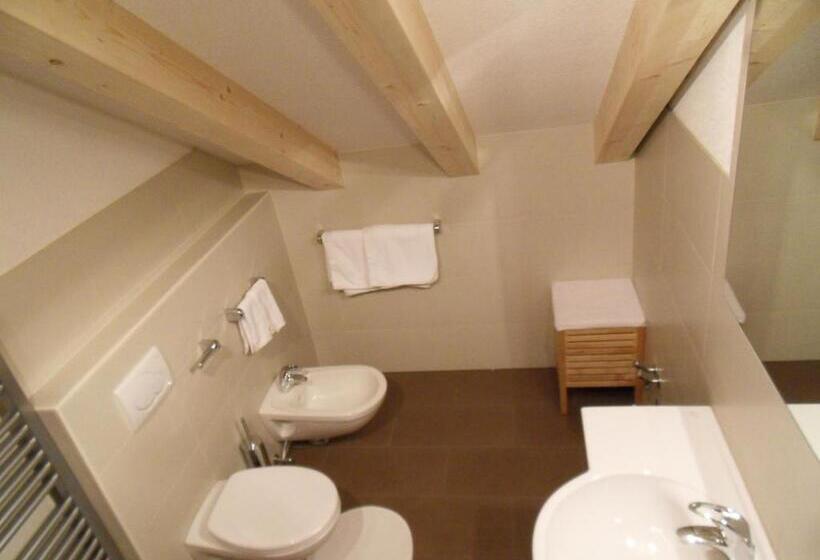 דירת חדר, Jörglmoar