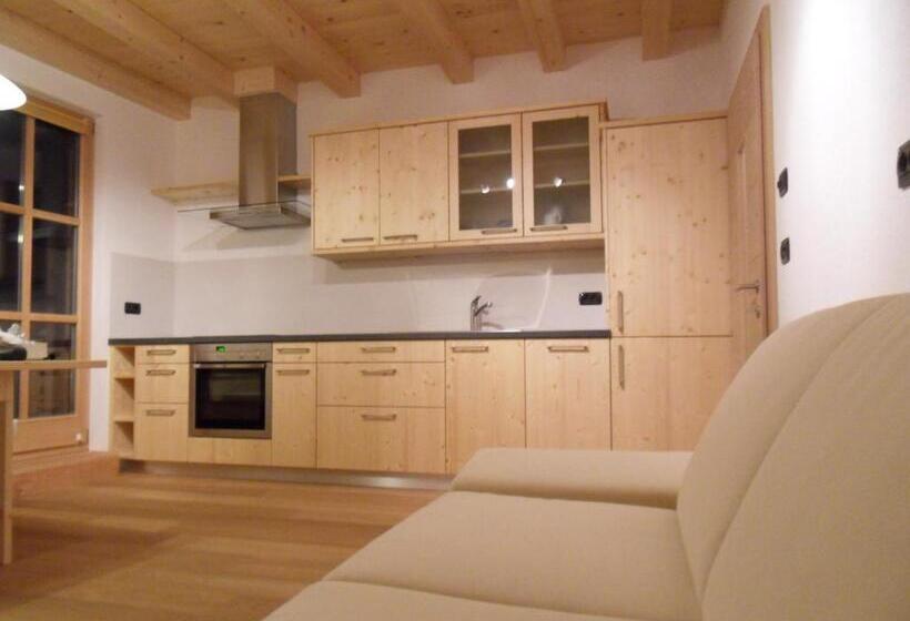 דירת חדר, Jörglmoar