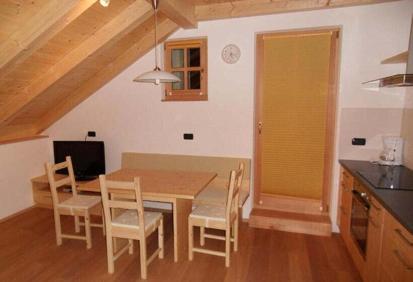 דירת שני חדרים, Jörglmoar