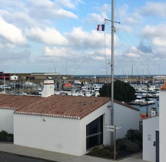 غرفة قياسية مطلّة علي البحر, Bord A Bord