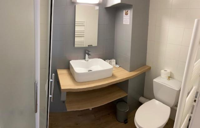 غرفة قياسية مطلّة علي البحر, Bord A Bord