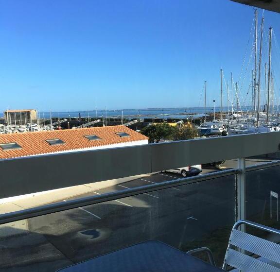 غرفة قياسية لذوى الاحتياجات الخاصة, Bord A Bord