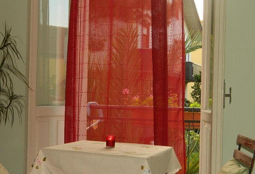 Quarto Triplo Estandar, Guest House Bed And Roses
