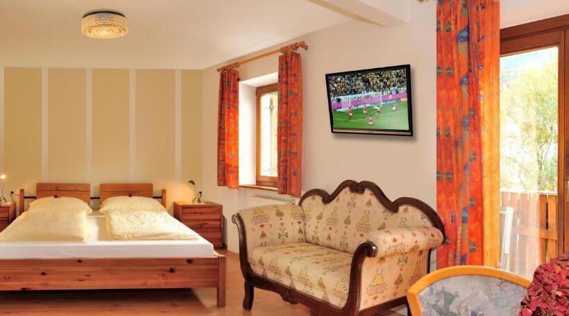 דירת חדר, Residence Hofer