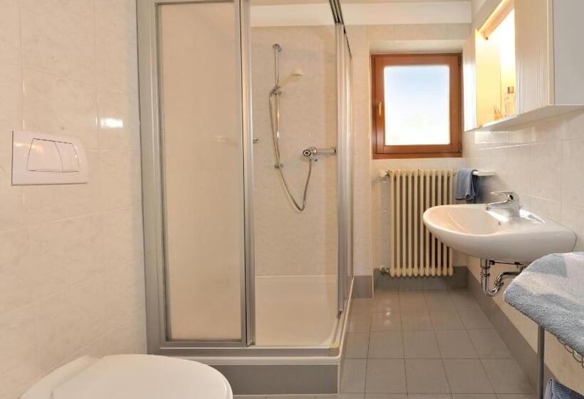 דירת חדר, Residence Hofer