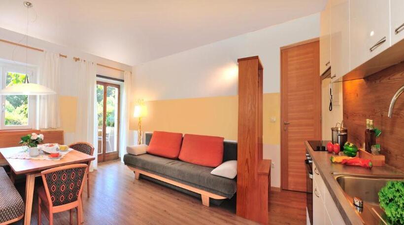 דירת חדר, Residence Hofer