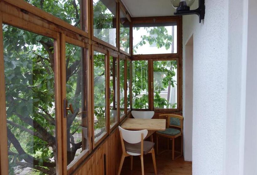 דירת חדר, Residence Hofer