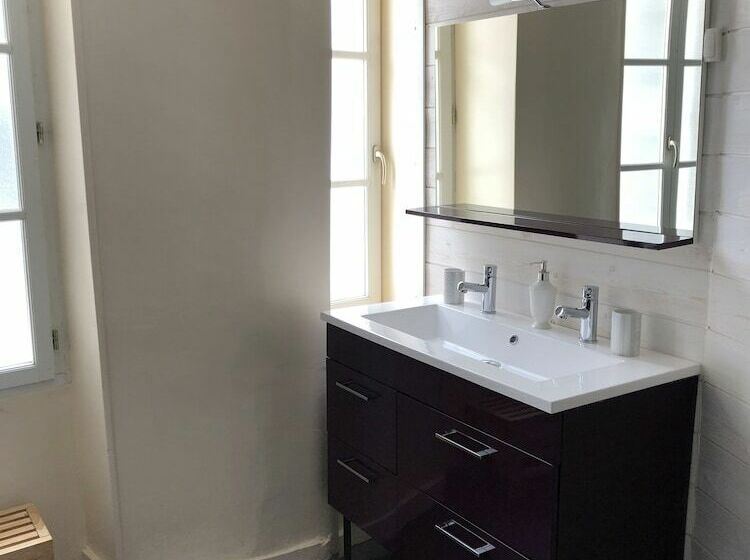 חדר סטנדרט לשלושה, Auberge Des Capucins