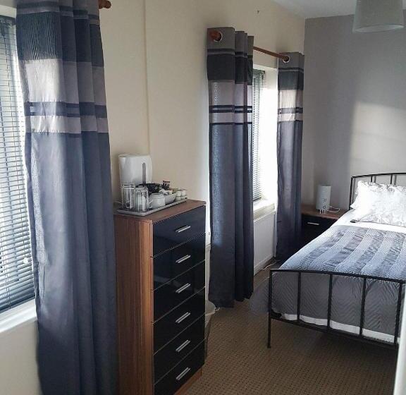 经济房, The Lamb And Flag Inn