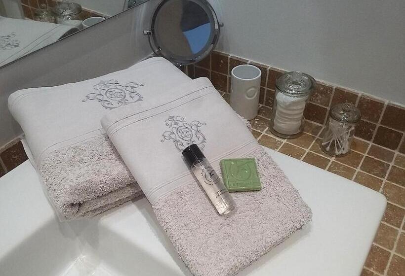 غرفة قياسية مزوَّدة بتراس, La Fréjade