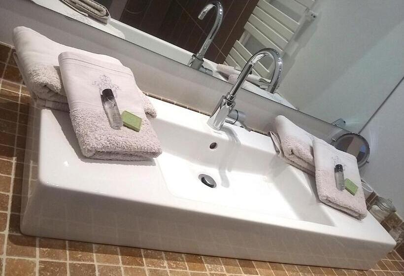 غرفة قياسية مزوَّدة بتراس, La Fréjade