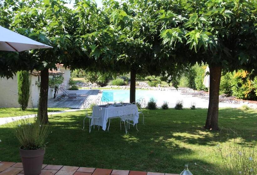 غرفة قياسية مزوَّدة بتراس, La Fréjade