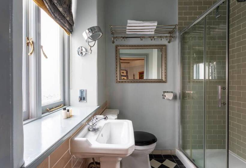 غرفة قياسية, 1777. At The Albion