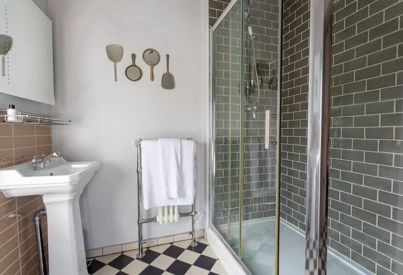 غرفة قياسية, 1777. At The Albion