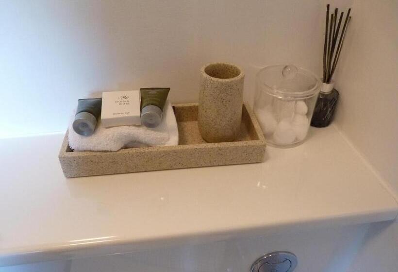 디럭스 룸, Cannara B And B