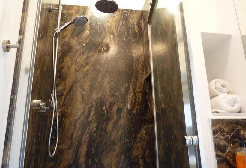 디럭스 룸, Cannara B And B