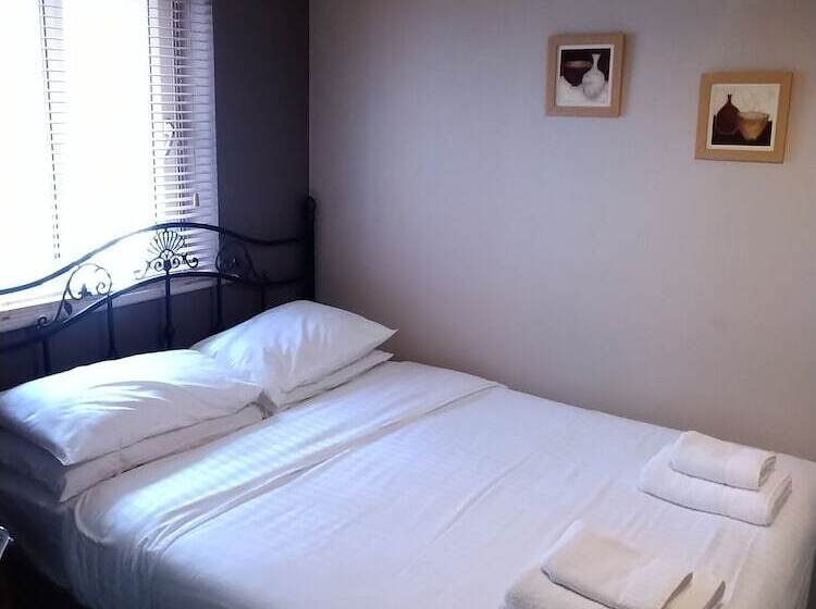 דירת חדר, Victoria Cloisters Apartments