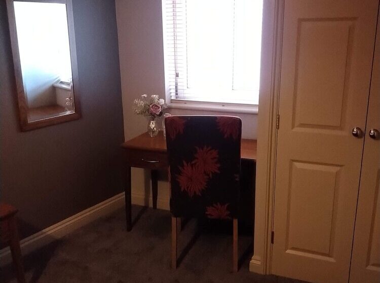 דירת חדר, Victoria Cloisters Apartments