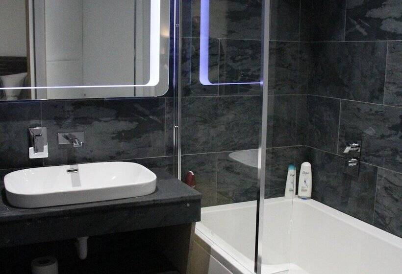 חדר אקזקיוטיב, The Watersedge, Canal Cottages