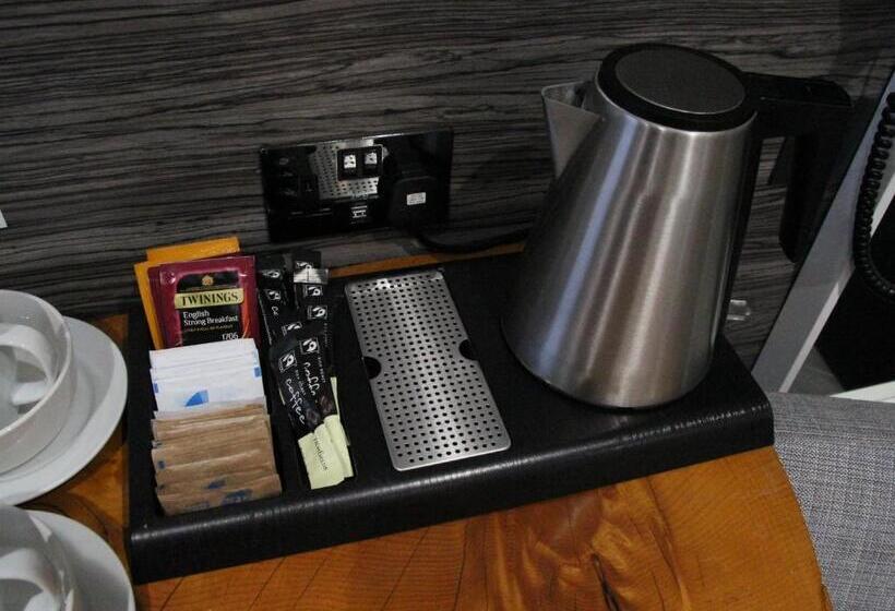 חדר אקזקיוטיב, The Watersedge, Canal Cottages