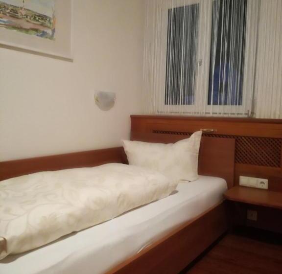 Quarto Estandar Individual, Gaststätte Peperoni