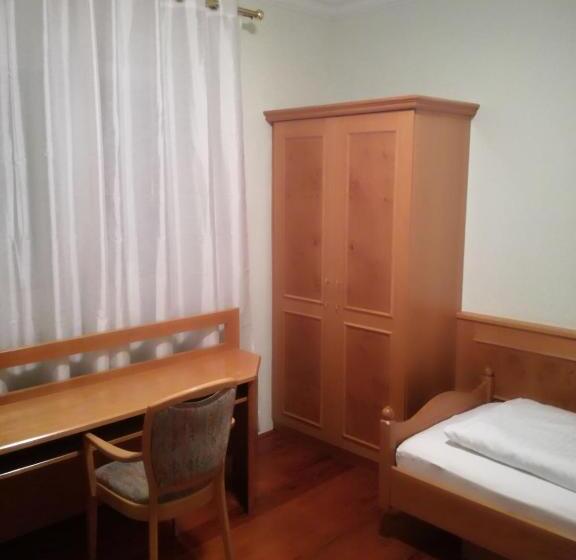 Quarto Estandar Individual, Gaststätte Peperoni