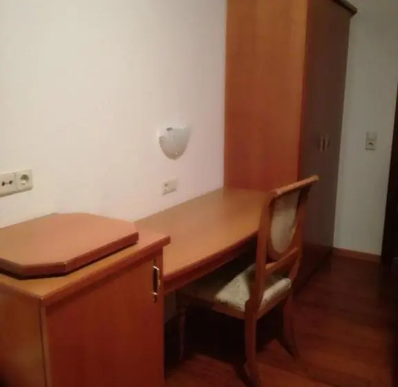 Standard Yhden Hengen Huone, Gaststätte Peperoni