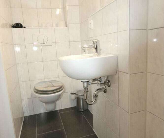 غرفة قياسية, Penny Pension