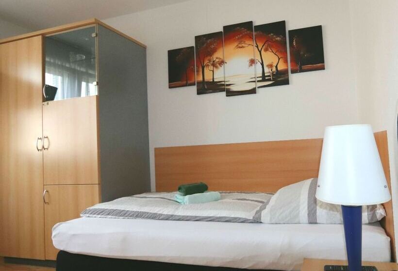 غرفة قياسية, Penny Pension