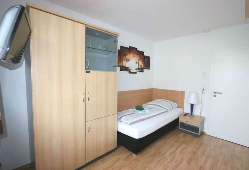 غرفة قياسية فردية, Penny Pension