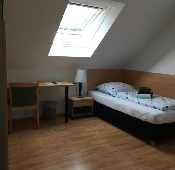 غرفة قياسية فردية, Penny Pension