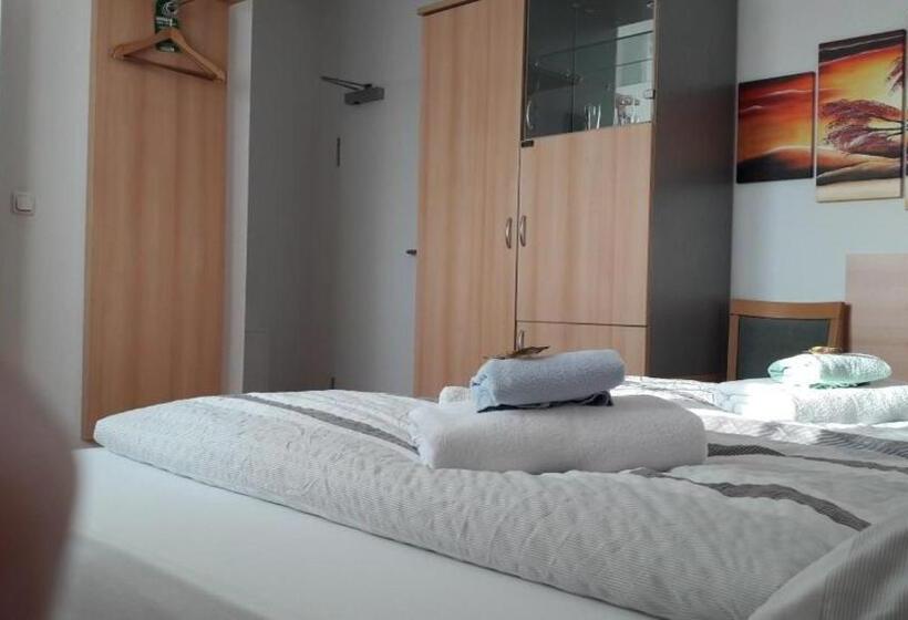 غرفة قياسية, Penny Pension