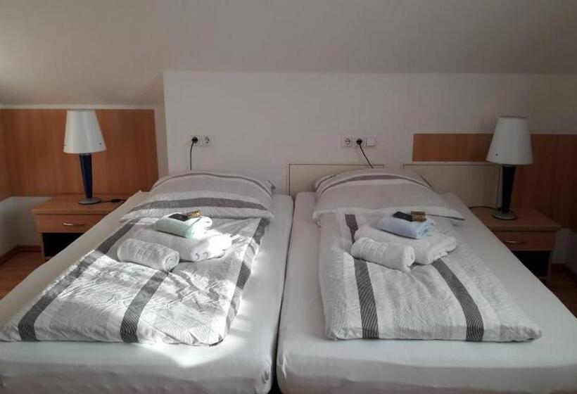 غرفة قياسية, Penny Pension