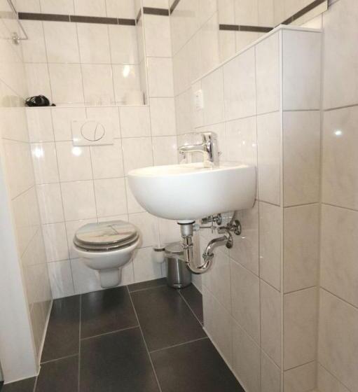 غرفة أساسية فردية, Penny Pension